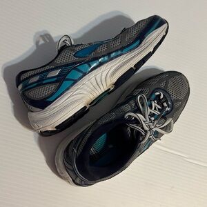 Brooks Dyad 9 Women's Size 7.5 Grey & Blue Walking Running Athletic Shoes